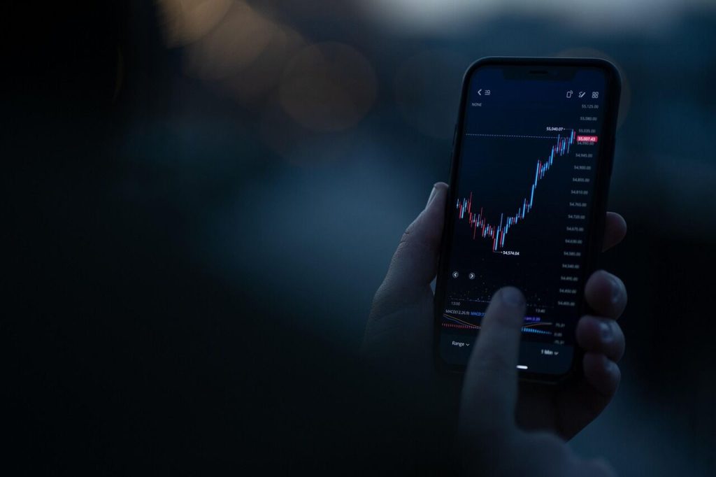 Crypto update: Analyst claims market pullback is final calm before altcoin party