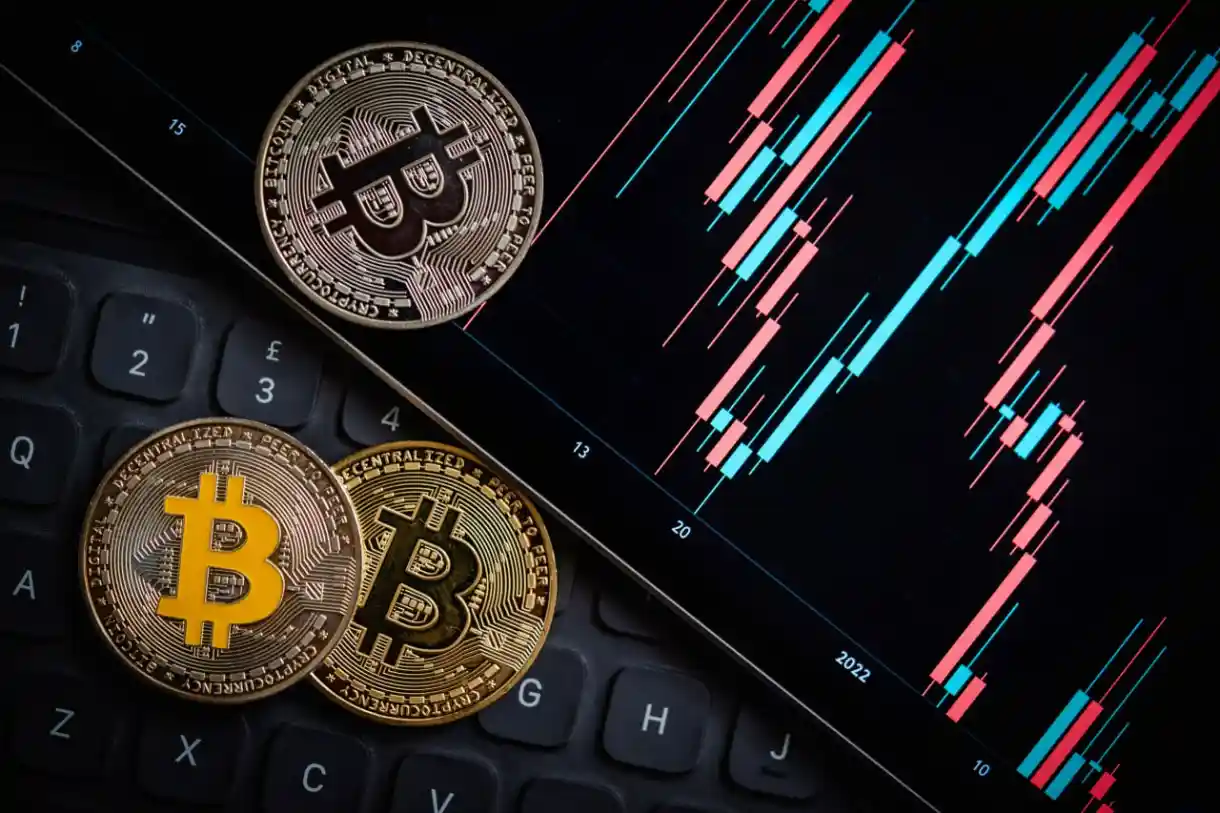 Oil Loses $100 Grip — Will Bitcoin Benefit From the Shift?